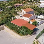 Apartamento 1 Bedroom Amazing In Kolan