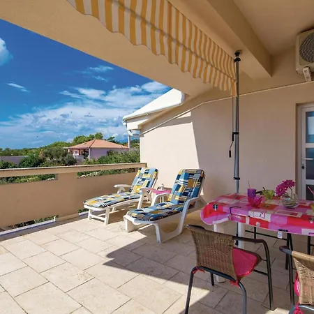 Apartman Gorgeous In With House Sea View